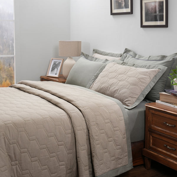 Pin Stripe 100% Natural Cotton Filling Light Weight Winter Quilt / Quilted Bed Cover Red