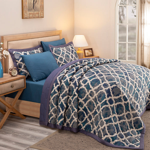 Nouveau Tradition Form Replay Red Quilt